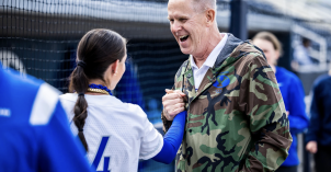 Tom Holmoe announces retirement