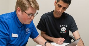 A peer mentor helping another student