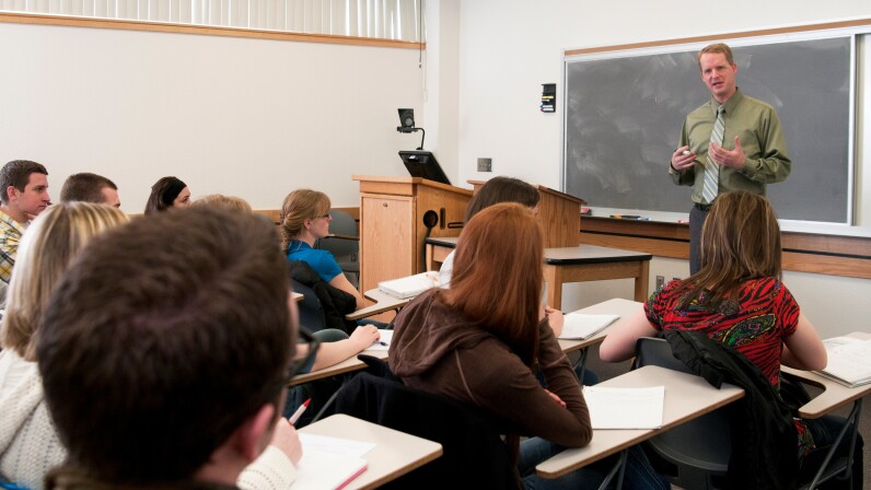 A professor discusses psychology content with students