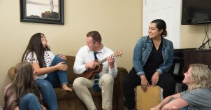 Guy-playing-ukulele-in-girls-apartment.jpg