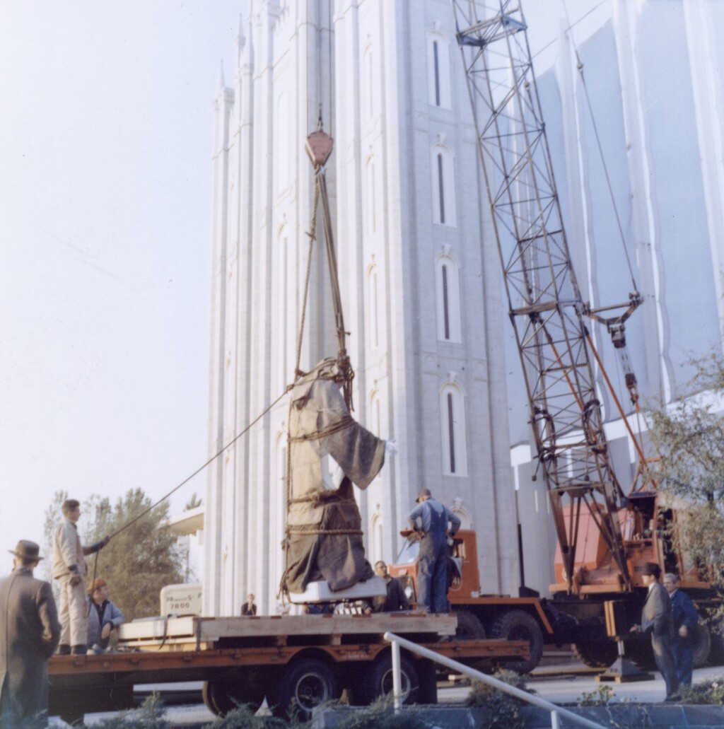Christus Statue arriving at Mormon Pavilion