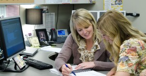 Student meeting with a worker in the Academic Discovery Center
