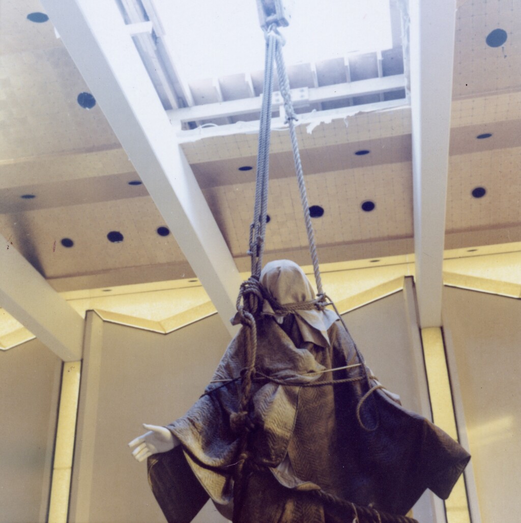 Christus Statue Descending