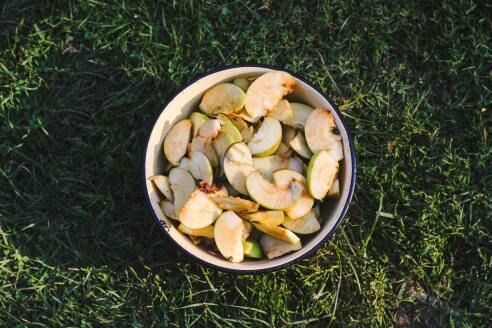 bowl of sliced apples